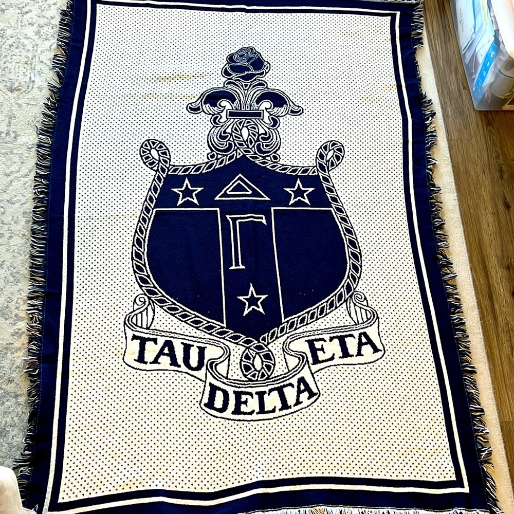 DELTA GAMMA knit throw blanket with coat of arms